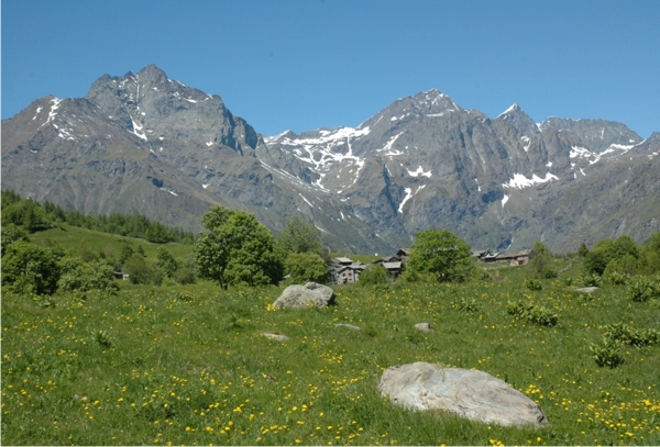 Usseglio Pian Benot sullo sfondo la Lera ed il Rocciamelone